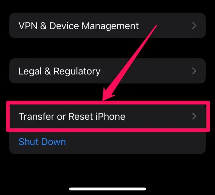 انتخاب گزینه Transfer and Reset iPhone در بخش General تنظیمات آیفون