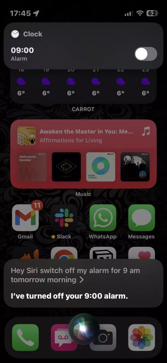 از طریق راهنمایی گرفتن از سیری(Siri)، میتوانید برای تنظیم زنگ آلارم اقدام کنید
